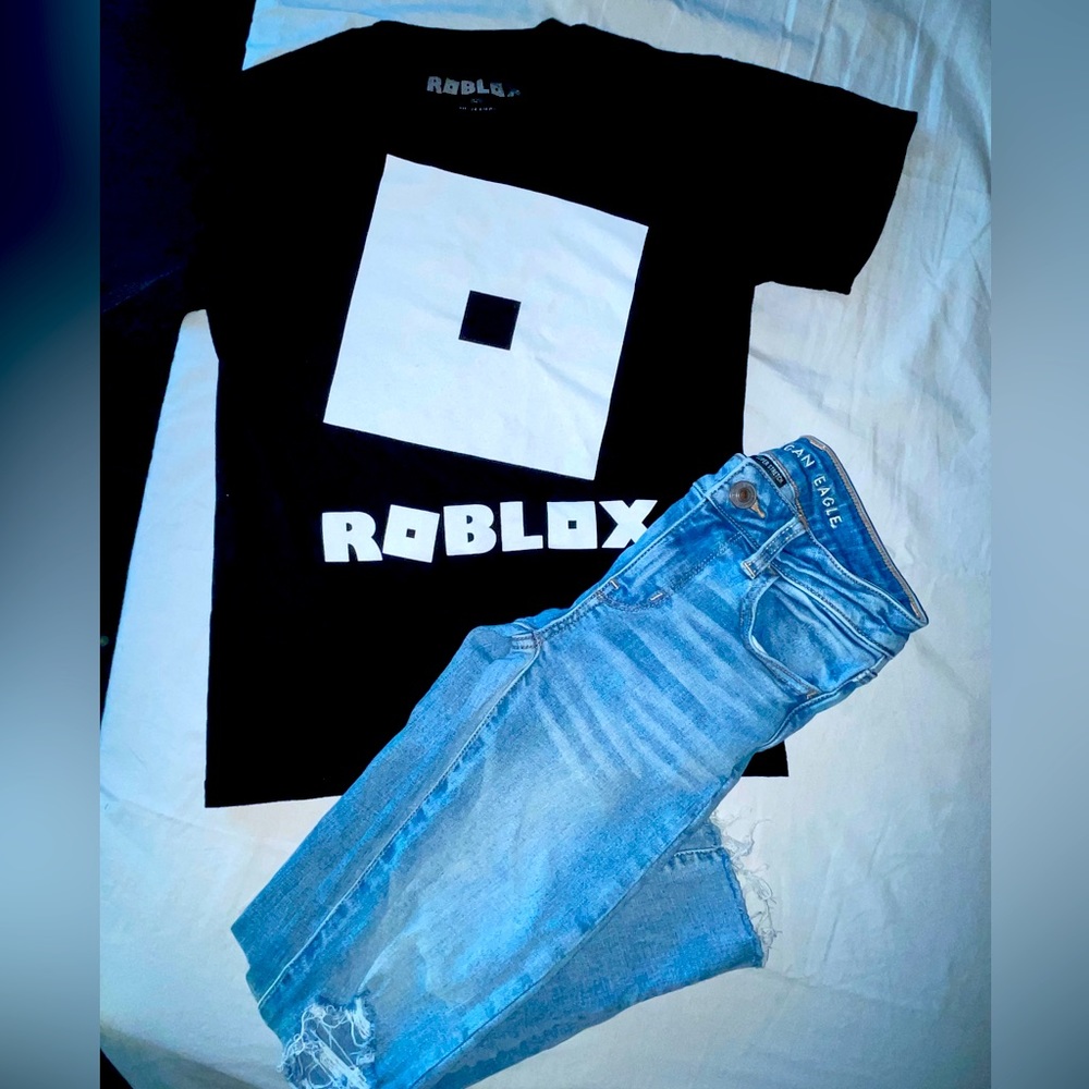 Bundle Girls American Eagle Jeans & Roblox T-shirt